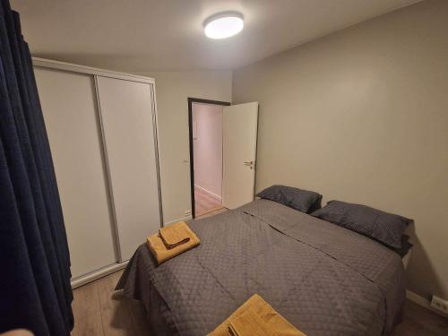 Postel nebo postele na pokoji v ubytování Northern living 2 room with shared bathroom