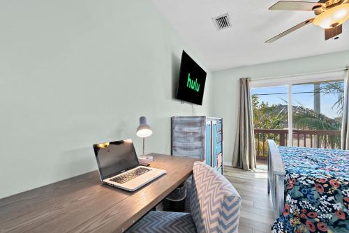 Μια τηλεόραση ή/και κέντρο ψυχαγωγίας στο Beachside Serenity Escape - Private 3BR and 2BA, DOG FRIENDLY Duplex Oasis, Steps to Shore!