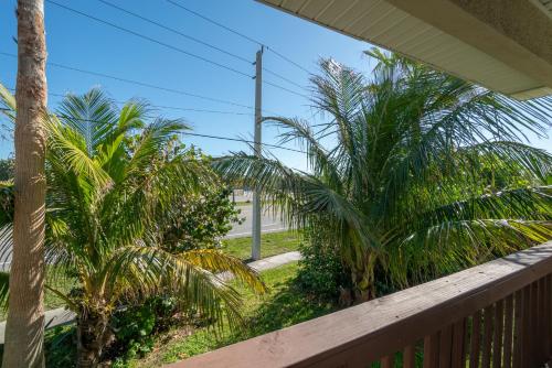 Κήπος έξω από το Beachside Serenity Escape - Private 3BR and 2BA, DOG FRIENDLY Duplex Oasis, Steps to Shore!