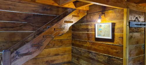 a wooden wall with a staircase in a room at Eco lodge mediterraneas in Caburgua