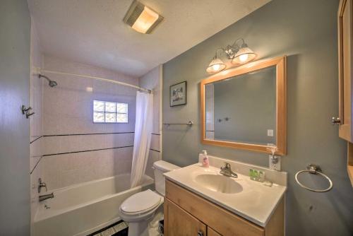 Koupelna v ubytování Pet-Friendly Ogallala Home about 7 Mi to Lakefront!