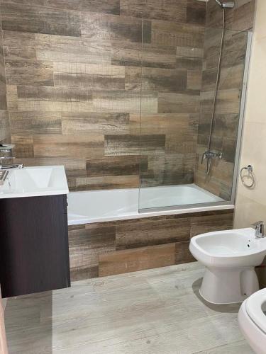 a bathroom with a tub and a sink and a toilet at Complejo 42 in Mar Azul