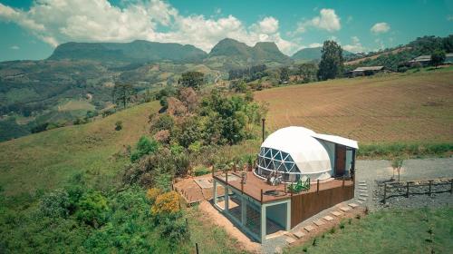 una vista aérea de una casa en una colina en THE SPACE - Welcome to the sky - Domo Geodésico en Barracão