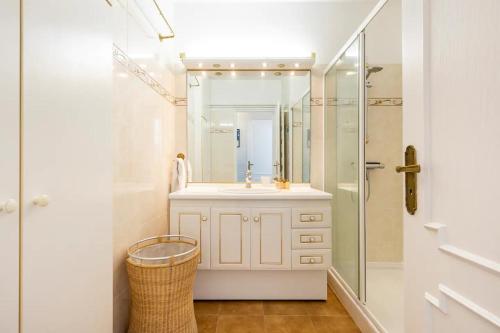 y baño con lavabo y ducha con espejo. en Eat - Sleep - Wander Chic and Cosy Flat en Niza
