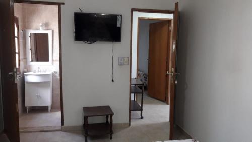 TV a/nebo společenská místnost v ubytování Alojamiento Guemes