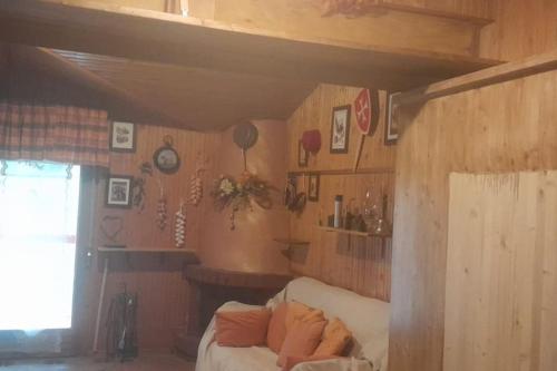 a living room with a couch in a room at Sila d'amare in Torre Caprara