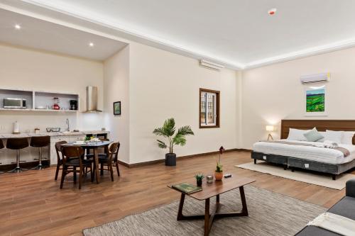 1 dormitorio con 1 cama y sala de estar en Casa Herrmann Suites, en Ciudad de México