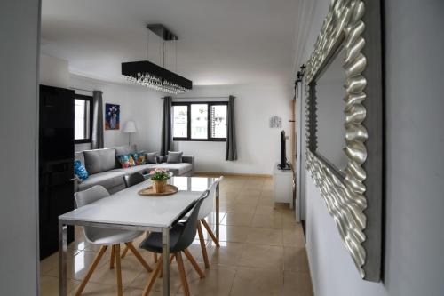 a living room with a table and a couch at CASA CUADERNA a 150 metros de la playa in Playa Honda