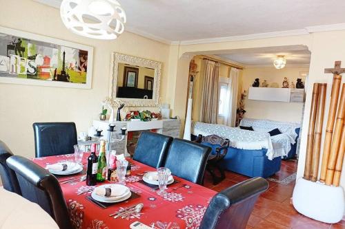 Posedenie v ubytovaní Beautiful quiet house with private pool in City of Music Lliria,22 minutes from valencia