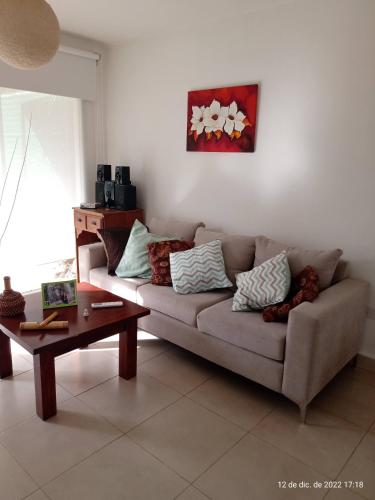 sala de estar con sofá y mesa de centro en Casa Tandil en Tandil
