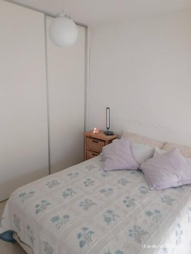 1 dormitorio con 1 cama con manta blanca y azul en Casa Tandil en Tandil