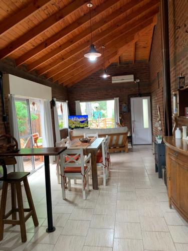 ein Esszimmer mit Tisch und Stühlen in der Unterkunft Cabañas Bruma in Monte Hermoso