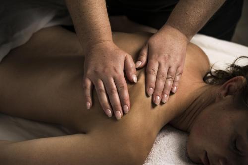 a man and a woman with their hands on their stomach at Estérel Resort in Esterel