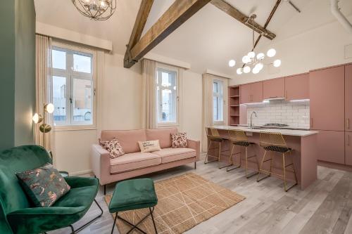 a living room with a couch and a kitchen at Castle Buildings Serviced Apartments in Belfast