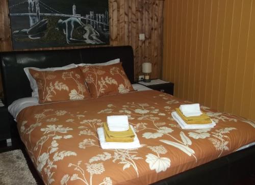 łóżko z dwoma ręcznikami na górze w obiekcie Quinta das Courelinhas - Alojamento Local - Serra da Estrela w mieście Unhais da Serra