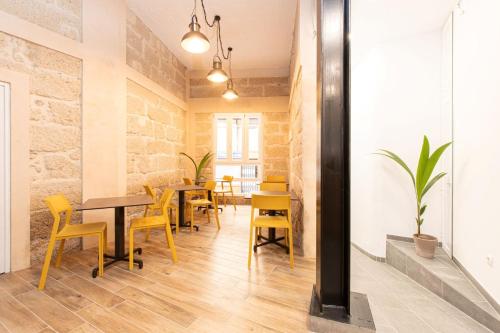 une salle à manger avec des tables et des chaises jaunes dans l'établissement Hotel Adeje Plaza, à Adeje