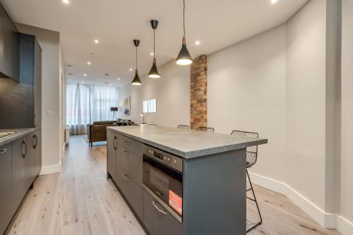 una cucina con bancone e forno in una stanza di Castle Buildings a Belfast