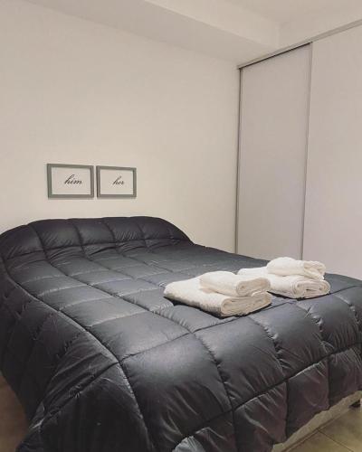 バルカルセにあるFINCA NOVA Apartment 3のタオルが敷かれたベッドのある寝室