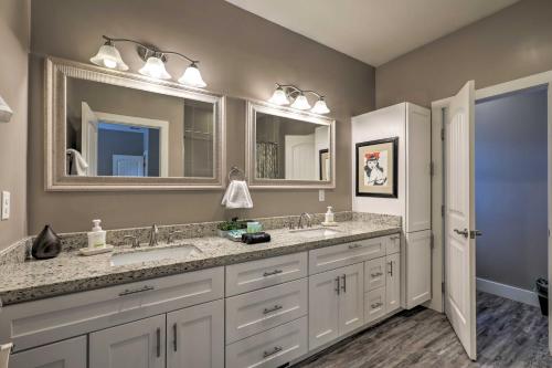 ein Badezimmer mit zwei Waschbecken und zwei Spiegeln in der Unterkunft Modern Cabin in the Woods - 10 Miles to Flagstaff! in Mountainaire