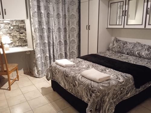 1 dormitorio con 1 cama con 2 toallas en East-Coast Guesthouse: Serene, Private, Secure en Durban