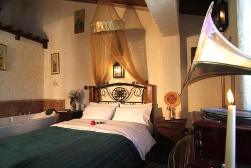 Ένα ή περισσότερα κρεβάτια σε δωμάτιο στο Chateaux Constantin Agistro