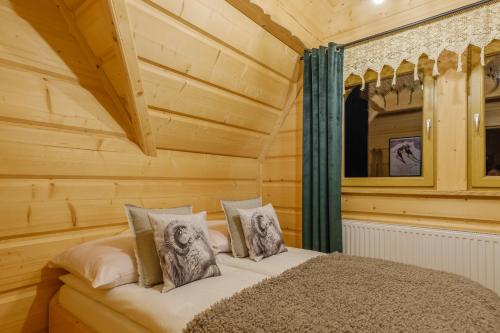 1 dormitorio con 1 cama en una cabaña de madera en Domek Na Przełęczy wood house & mountain view, en Murzasichle
