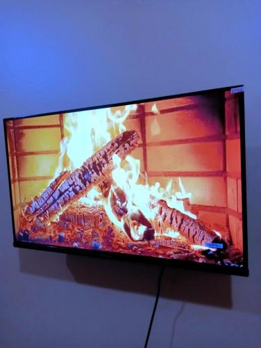 telewizor z płaskim ekranem i ogniem w obiekcie Bamburi Luxury Homes 2 w mieście Bamburi