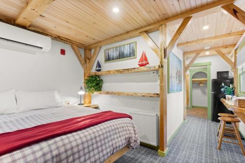 a bedroom with a bed and a wooden ceiling at Downtown Camden Hotel in Camden