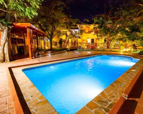 una grande piscina blu di notte di Dafina Residence a Dar es Salaam