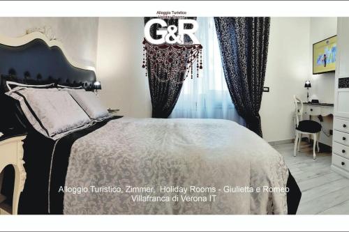 Cartel de un dormitorio con cama y cortinas en Alloggio Turistico Giulietta e ROMEO Intero Appartamento Centro Villafranca di Verona, Zimmer, Holiday Rooms en Villafranca di Verona