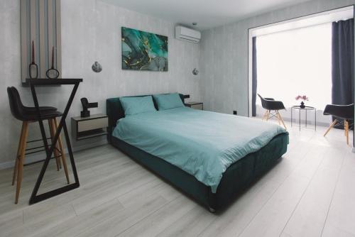 Ένα ή περισσότερα κρεβάτια σε δωμάτιο στο Нова квартира з чудовим краєвидом на озеро