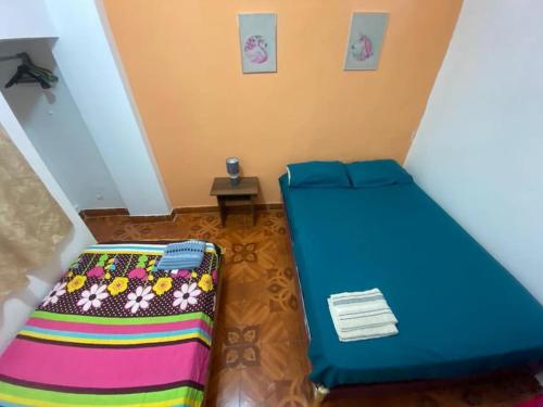 Habitación con cama, silla y mesa. en Dpto En GARZOTA a 5 Mnts del Aeropuerto, en Guayaquil