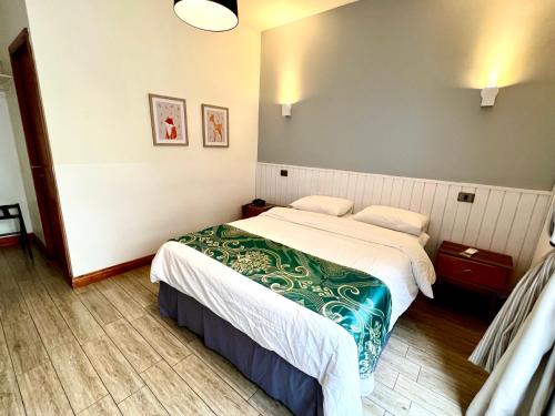 a hotel room with a bed in a room at Hotel Boutique Casa Noble in Santiago