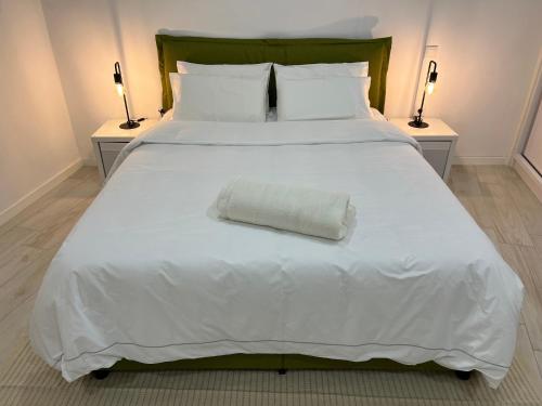 un grande letto bianco con un cuscino bianco sopra di MiMo da Sé a Bragança