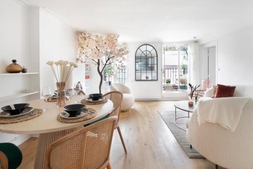 un salon blanc avec une table et des chaises dans l'établissement 123paris city, à Paris
