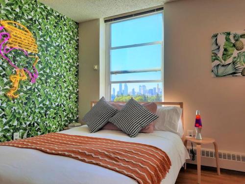 Hip Studio w/City Views Minutes to DT