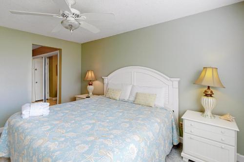 1 dormitorio con 1 cama y ventilador de techo en El Matador 119, en Fort Walton Beach