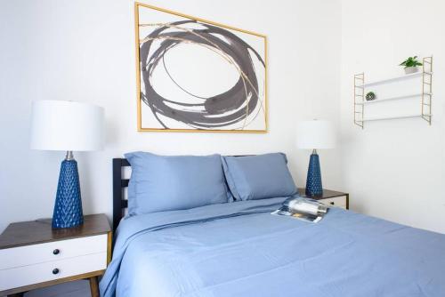 um quarto com uma cama azul e duas mesas de cabeceira em 428-2W Newly Furnished Prime Location 2BR Sleeps 5 em Nova Iorque