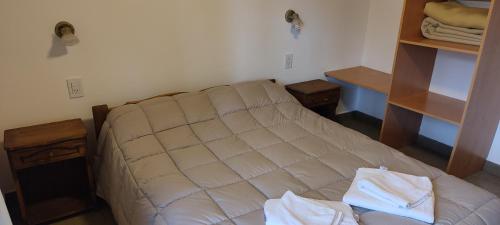 1 dormitorio pequeño con 1 cama en una habitación en Complejo Reliqua Dunamar Claromeco en Balneario Claromecó