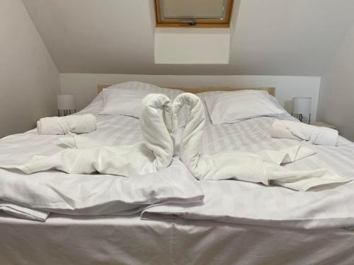 Postel nebo postele na pokoji v ubytování Jókai Apartmanház-Hajdúszoboszló