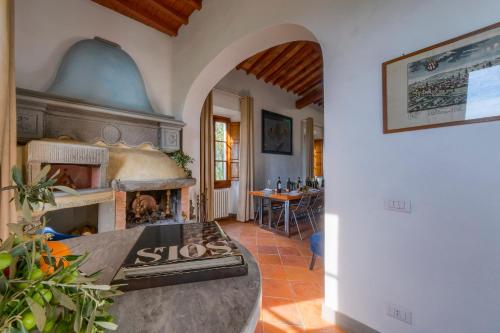 een woonkamer met een open haard in een huis bij Villa Maria - in the hills above Florence in Castiglione