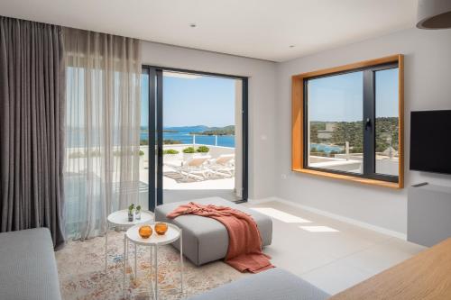 un soggiorno con vista sull'oceano di Konstanca & Sara Villas a Jezera