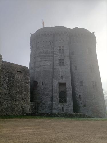 un grand château avec un drapeau en haut dans l'établissement Le Clos Diri, à Dinan