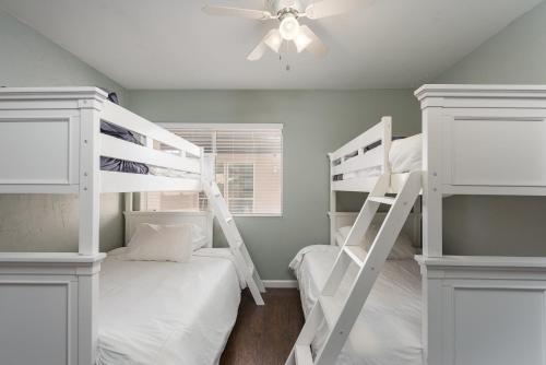 1 dormitorio con 2 literas y ventilador de techo en Casa Del Mar home, en Scottsdale