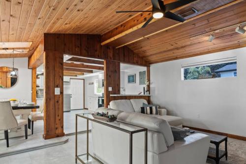 New Listing - The Cedar Getaway – Photos 2
