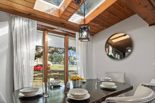 New Listing - The Cedar Getaway – Photos 3