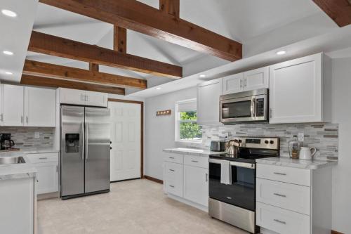 New Listing - The Cedar Getaway – Photos 5