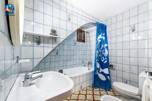 アルコセブレにあるApartamentos Mallorca Casa Azaharの青いタイル張りのバスルーム(洗面台、トイレ付)