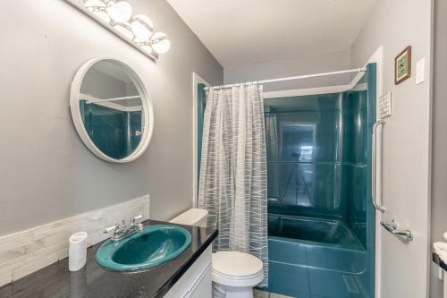 y baño con lavabo verde y ducha. en NN - The Woodland - Yellowknife 3-bed 1-bath, en Yellowknife