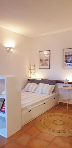 a bedroom with a large white bed in a room at Estúdio na Falésia in Albufeira